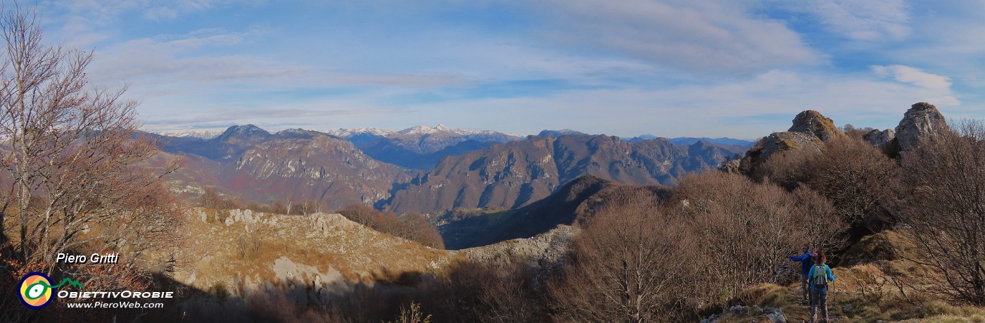 44 Sul sent. 571 sulle creste del Pralongone.jpg